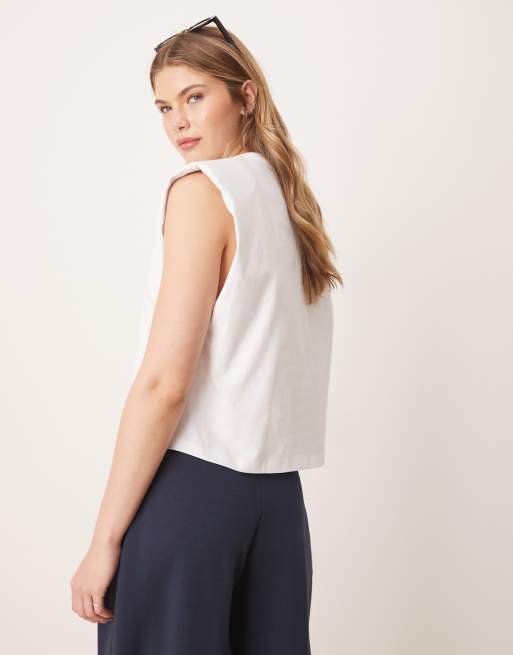 ASOS DESIGN – Ärmelloses Oberteil in Weiß mit Schulterpolstern, 2 von 4