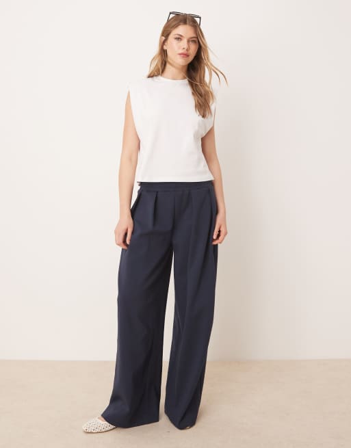 ASOS DESIGN – Ärmelloses Oberteil in Weiß mit Schulterpolstern, 3 von 4