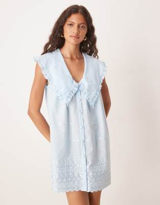 ASOS DESIGN - Ärmelloses Oversize-Hemdblusenkleid in Blau mit Lochstickerei und Kragen