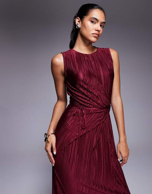 ASOS DESIGN – Ärmelloses, plissiertes Wickel-Maxikleid in Weinrot mit Bindeband vorne, 2 von 4