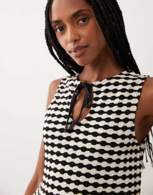 ASOS DESIGN – Ärmelloses Schößchenoberteil aus gehäkeltem Jersey mit Vichy-Karomuster in Schwarzweiß, Kombiteil, 3 von 4