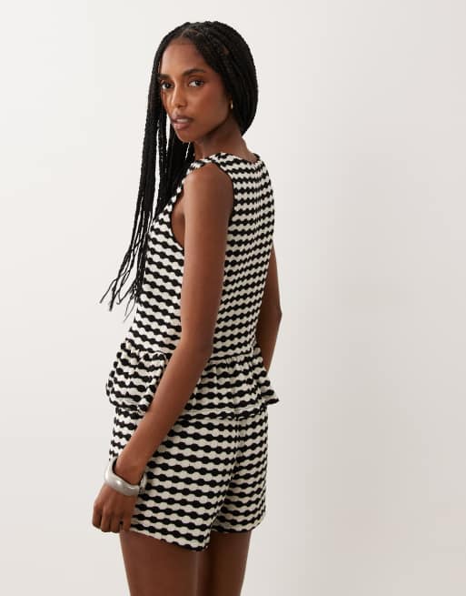 ASOS DESIGN – Ärmelloses Schößchenoberteil aus gehäkeltem Jersey mit Vichy-Karomuster in Schwarzweiß, Kombiteil, 4 von 4