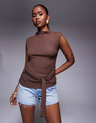 ASOS DESIGN - Ärmelloses, strukturiertes Oberteil in Cremeweiß mit Metallverzierung und Stehkragen-Braun