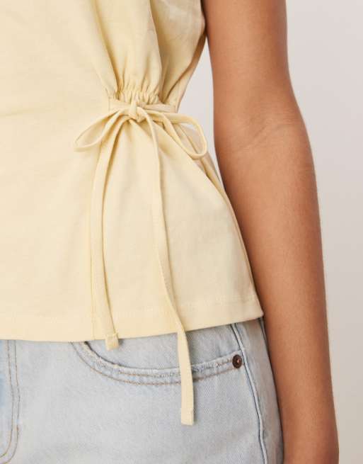 ASOS DESIGN – Ärmelloses T-Shirt in Buttermilchgelb mit betonter Taille, 2 von 4