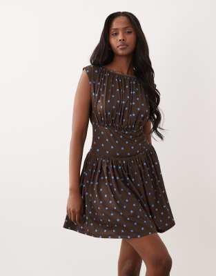 ASOS DESIGN - Ärmelloses, tailliertes Minikleid in Hellblau mit schokobraunen Polka Dots-Bunt