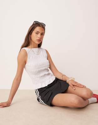 ASOS DESIGN - Ärmelloses, unregelmäßig gesmoktes Tanktop in Weiß