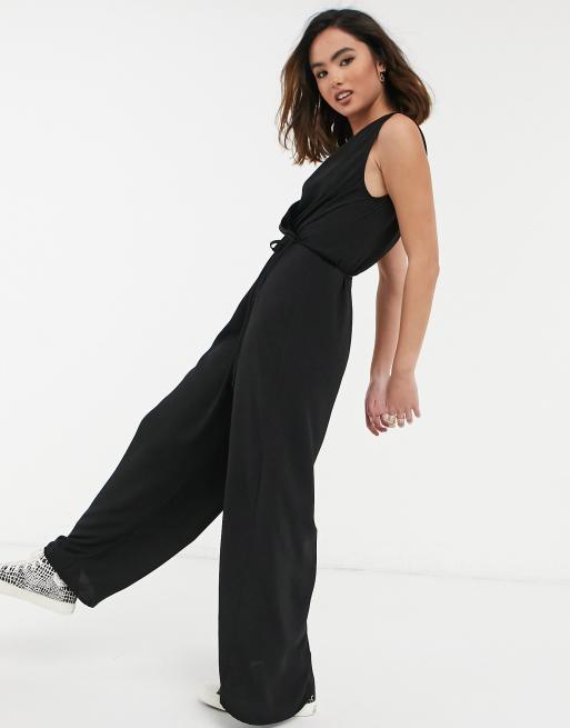 ASOS DESIGN – Ärmlös svart jumpsuit med omlottdesign och culotte-byxor