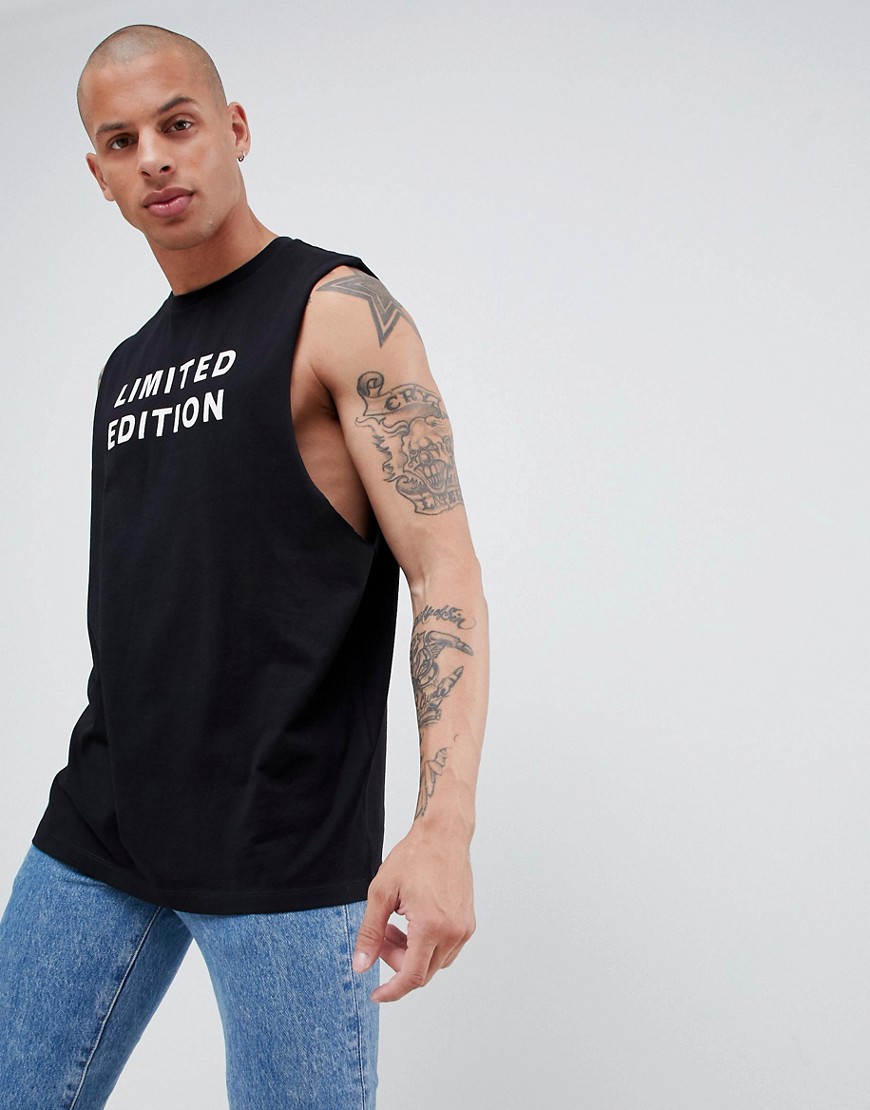 ASOS DESIGN – Ärmlös t-shirt med sänkt ärmöppning och limited edition-slogan-Svart