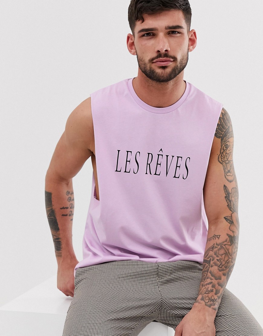 ASOS DESIGN – Ärmlös t-shirt med sänkt ärmöppning och texttryck-Lila