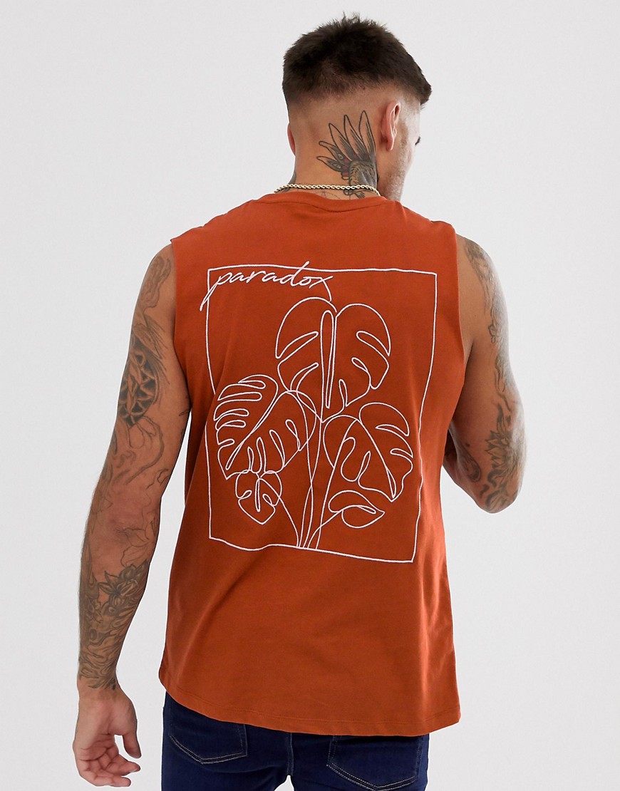 ASOS DESIGN – Ärmlös t-shirt med stor broderad detalj-Brun