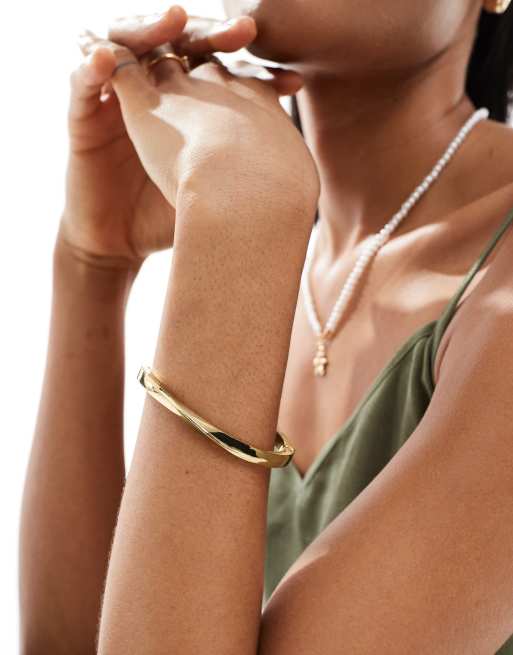 ASOS DESIGN – Armreif mit 14-Karat-Vergoldung und verdrehtem minimalistischem Design, 4 von 4