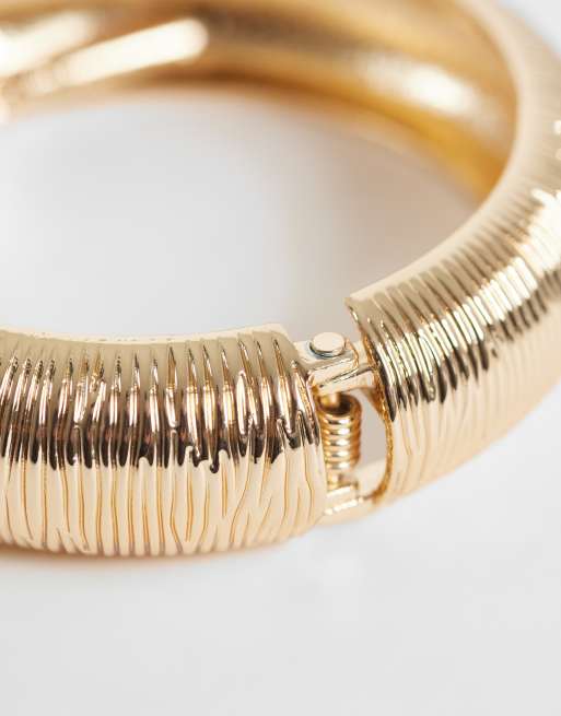 ASOS DESIGN armring med vintagetextur i guldfärg, 2 av 3