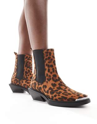 ASOS DESIGN - Aruba - Flache Westernstiefel mit Leopardenmuster und Zehenkappendetail-Bunt