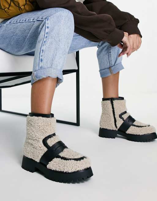 ASOS DESIGN – Ashton – Loafer-Stiefel aus Teddyfell in Beige mit dicker Sohle