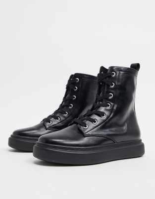 bottines plates lacets