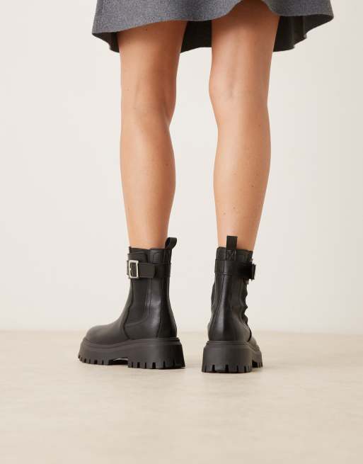ASOS DESIGN – Astrid – Svarta, grova chelseaboots i tumlad läderimitation med spänne, 3 av 4