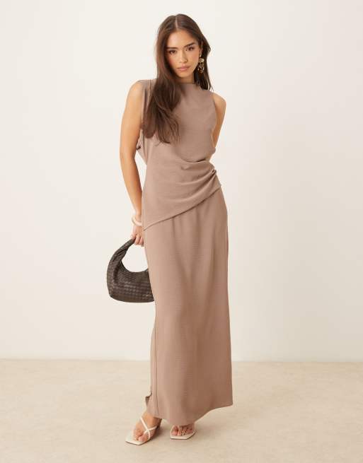 ASOS DESIGN – Asymetryczna kawowa sukienka midi ze skręconym tyłem, 3 z 4