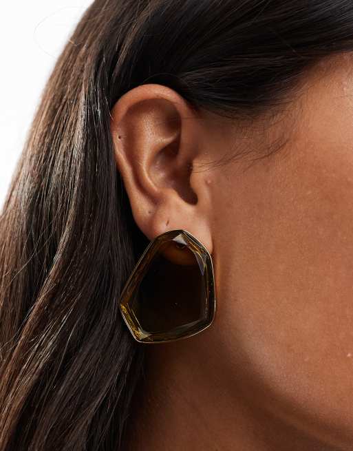 ASOS DESIGN – Asymetryczne kolczyki-wkrętki w odcieniu złota z zielonym kryształowym kamieniem