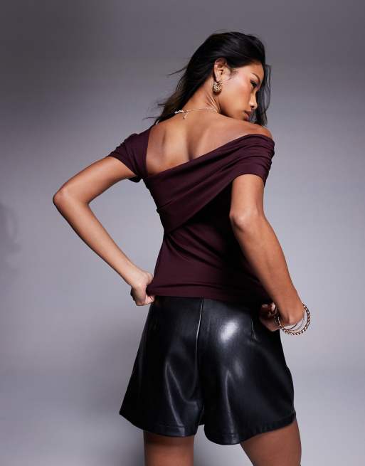 ASOS DESIGN – Asymetryczny śliwkowy top z poliamidu z krótkimi rękawkami, 3 z 4