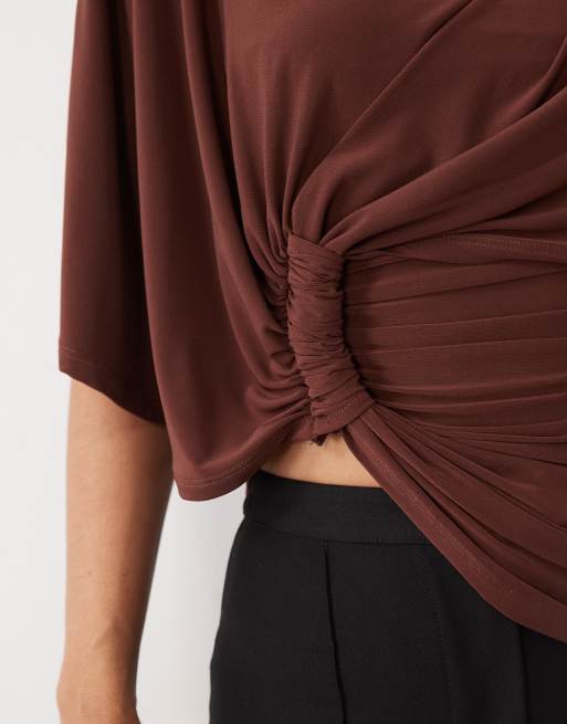 ASOS DESIGN asymetryczny top z drapowaniem i wiązaniem w kolorze czekoladowym, 2 z 4