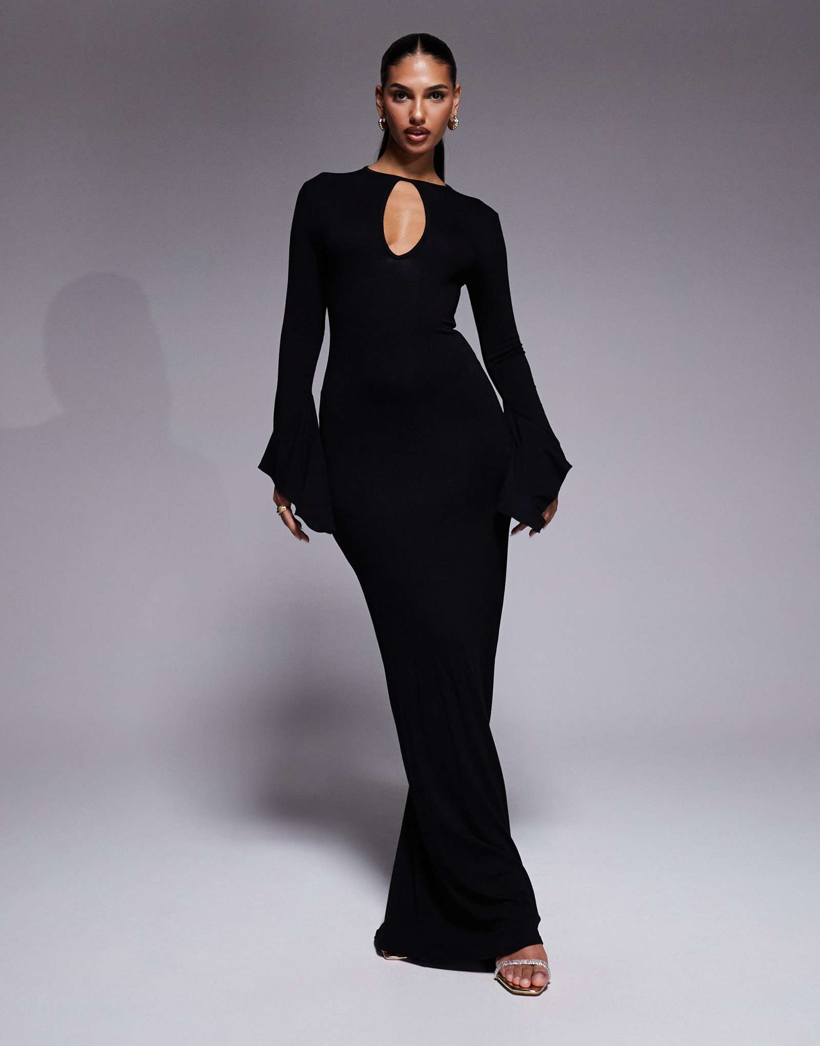 Макси-платье ASOS DESIGN с асимметричным рукавом 