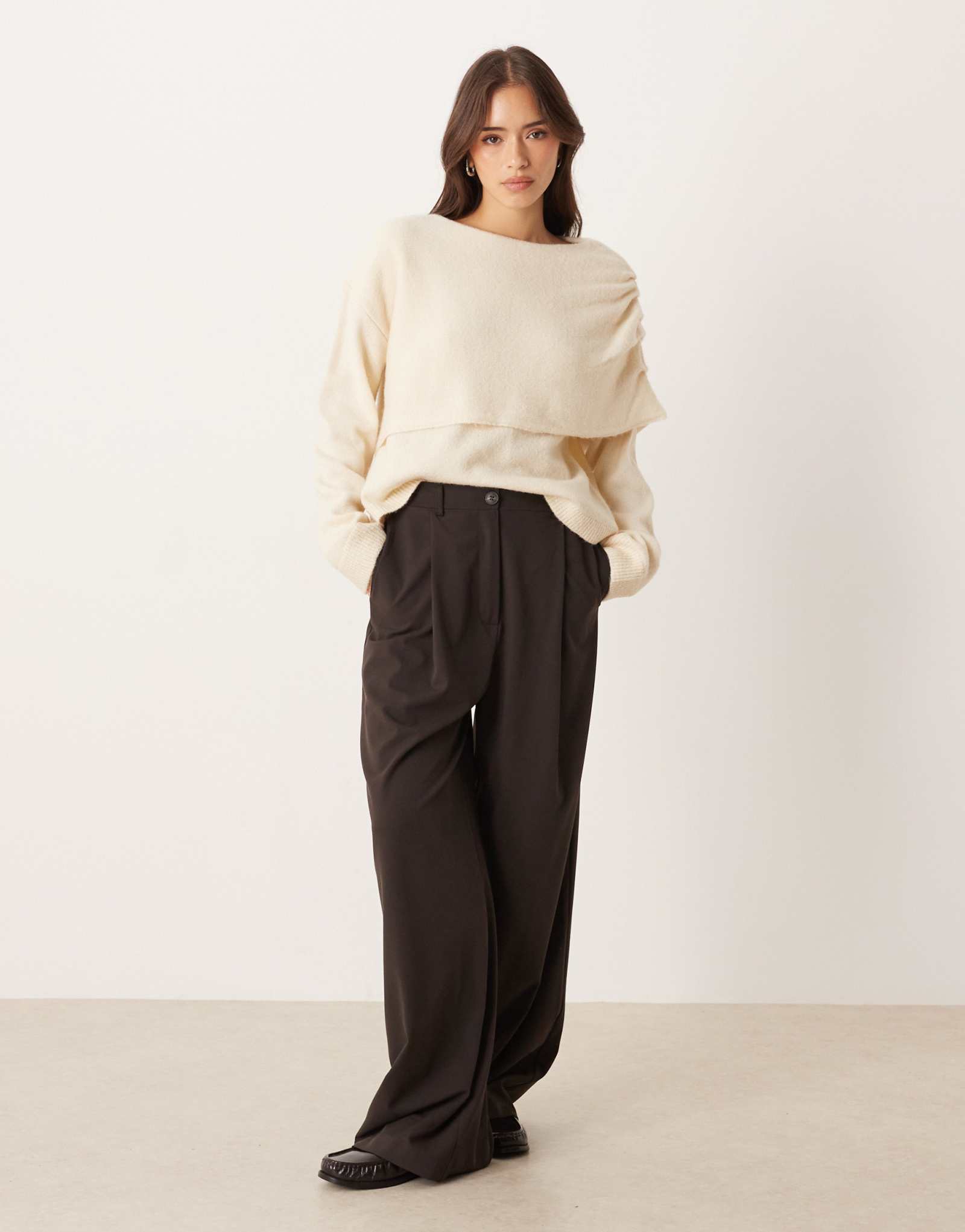 Дизайнерский асимметричный свитер-накидка ASOS кремового цвета с детализацией