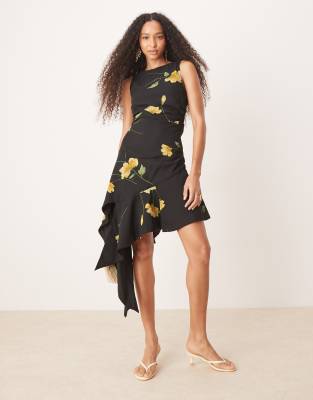 Платье миди с асимметричной оборкой по низу от ASOS DESIGN в черно-желтый цвет с цветочным принтом 8790₽