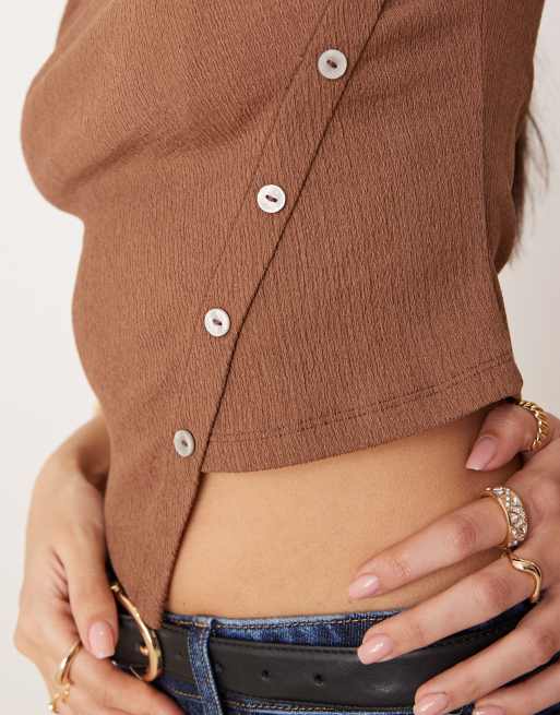 ASOS DESIGN - Débardeur à patte de boutonnage et ourlet asymétriques avec boutons nacrés - Marron