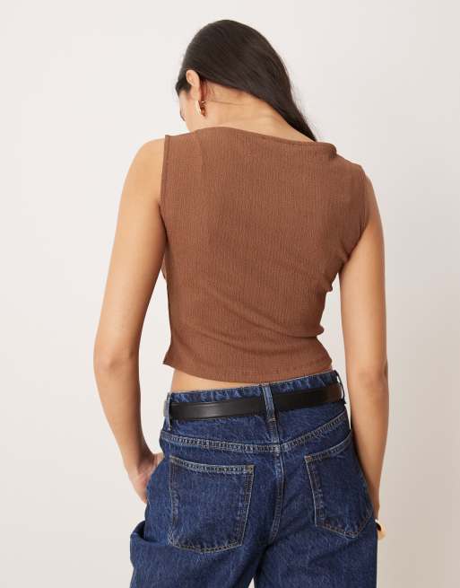 ASOS DESIGN - Débardeur à patte de boutonnage et ourlet asymétriques avec boutons nacrés - Marron