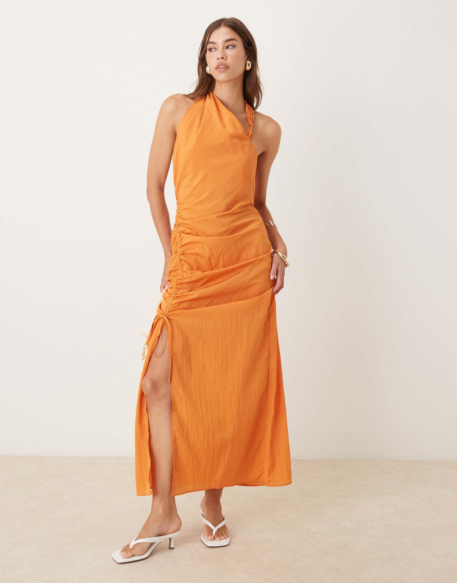 Дизайнерское асимметричное миди-платье ASOS с рюшами по бокам оранжевого цвета