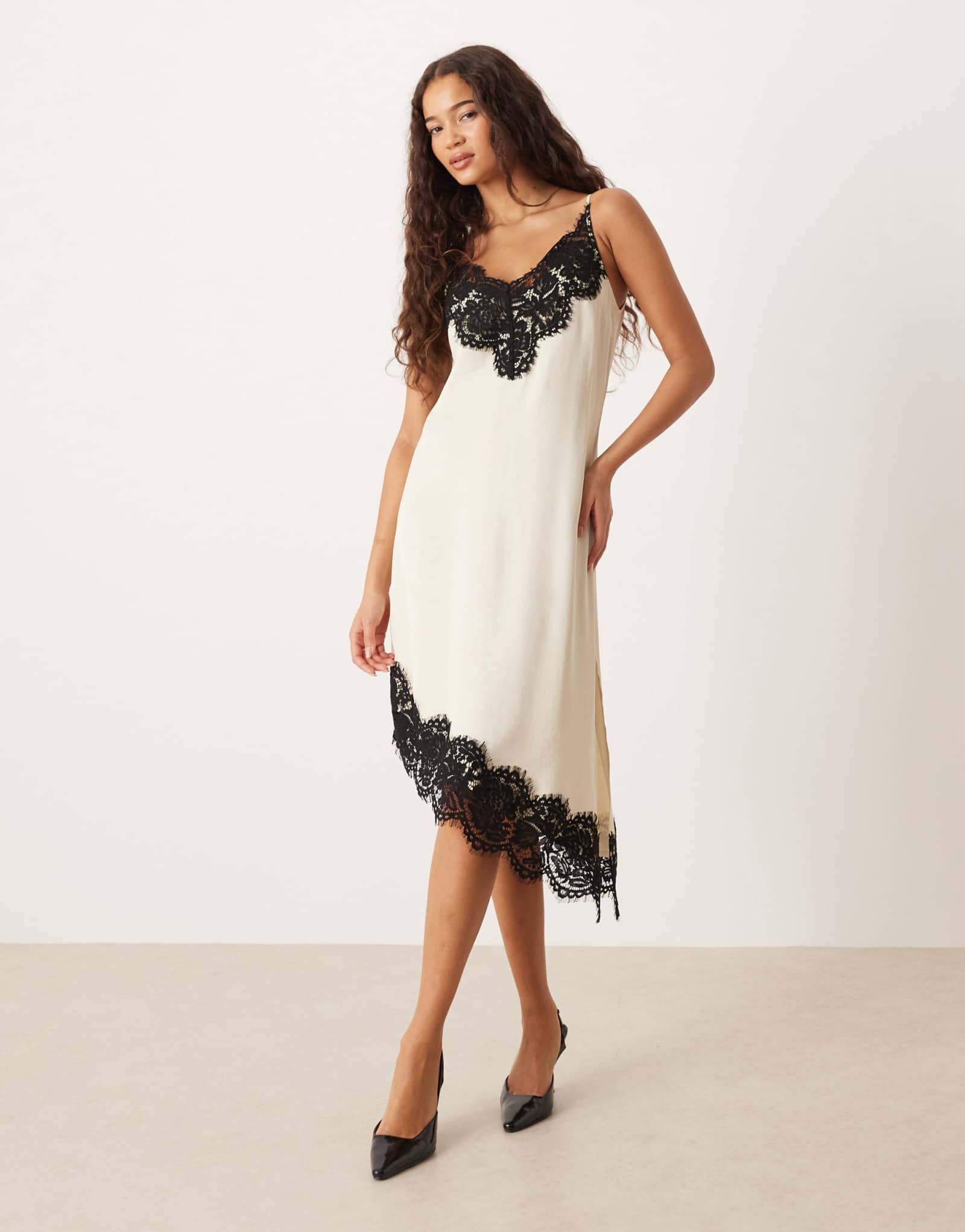ДИЗАЙНЕРСКОЕ асимметричное атласное платье миди на бретелях кремового цвета с черным кружевом ASOS DESIGN