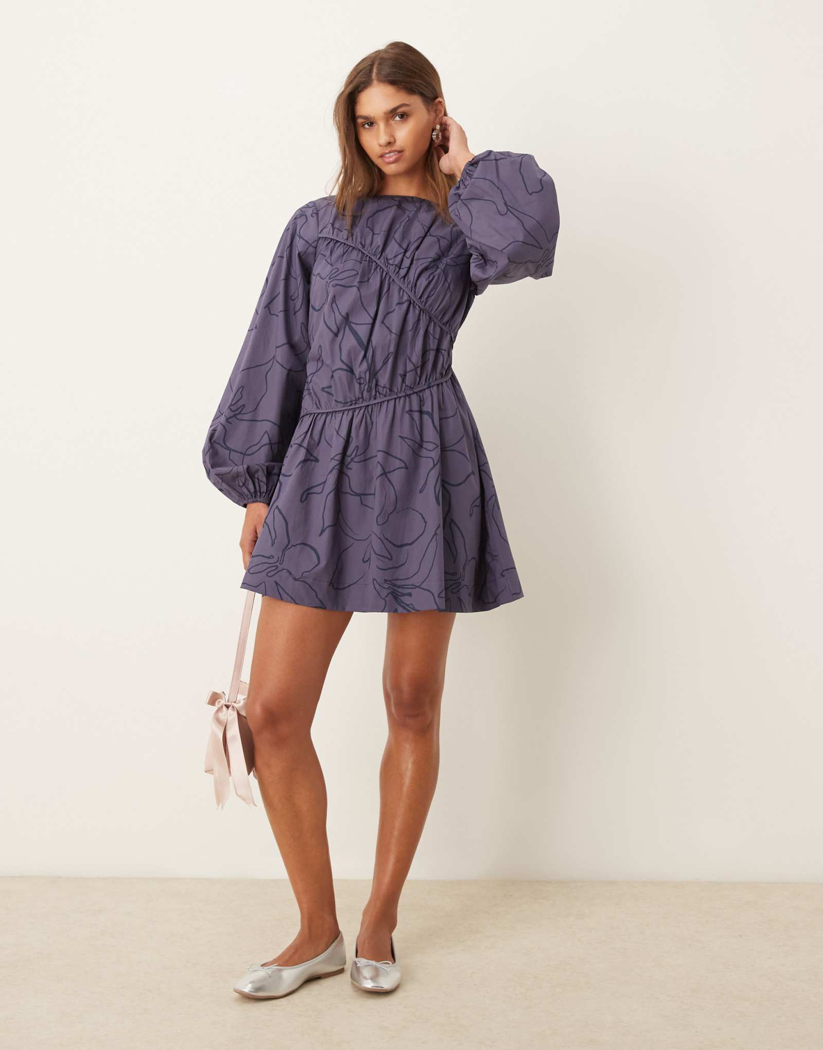 Мини-платье ASOS DESIGN с асимметричными швами и рюшами в синюю полоску с цветочным узором 