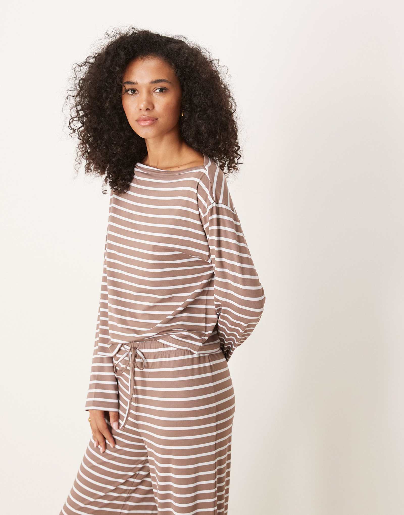 Асимметричный топ в полоску с открытыми плечами от ASOS DESIGN коричневого цвета - часть комплекта