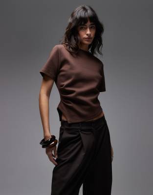 ASOS DESIGN - Asymmetrisch drapiertes T-Shirt in Braun-Brown