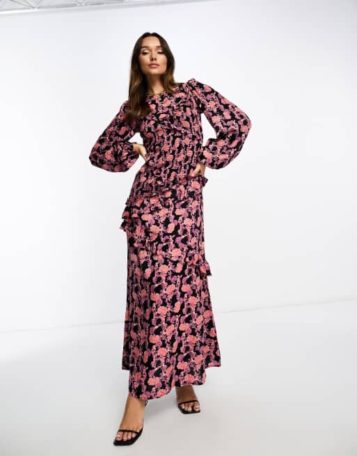 ASOS DESIGN – Asymmetrisch gerafftes Maxikleid mit Blumenprint in dunklen Farben und gesmokten Details