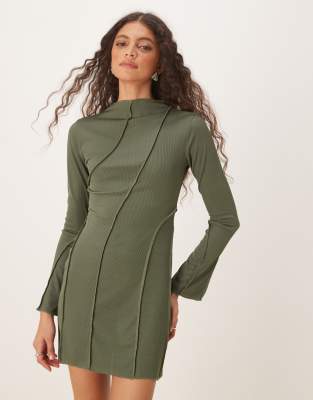 ASOS DESIGN - Asymmetrisch geripptes Minikleid in Grün