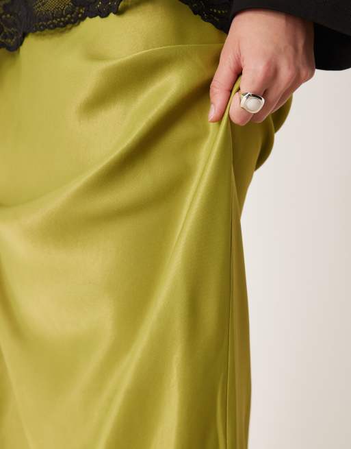 ASOS DESIGN – Asymmetrisch geschnittener Satin-Maxirock in Olivgrün, 2 von 5