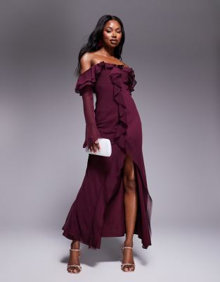 ASOS DESIGN - Asymmetrisch geschnittenes, langärmliges Bardot-Maxikleid in Burgunderrot mit Rüschen