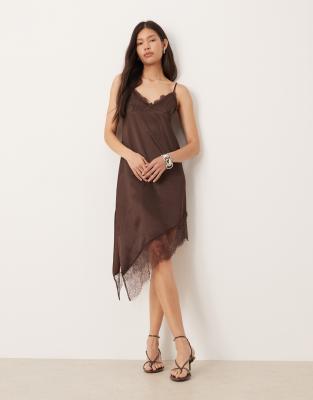 ASOS DESIGN - Asymmetrisch geschnittenes Maxikleid aus Satin in Schokobraun mit Spitzenborte-Brown