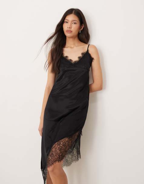 ASOS DESIGN – Asymmetrisch geschnittenes Maxikleid aus Satin in Schwarz mit Spitzenborte - view 1