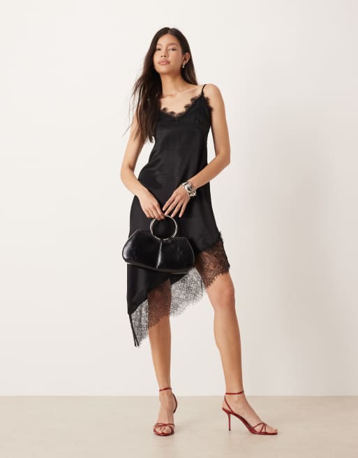 ASOS DESIGN – Asymmetrisch geschnittenes Maxikleid aus Satin in Schwarz mit Spitzenborte, 2 von 4
