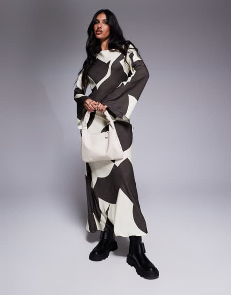 ASOS DESIGN – Asymmetrisch geschnittenes Maxikleid in Braun mit abstraktem Print und U-Boot-Ausschnitt - view 1
