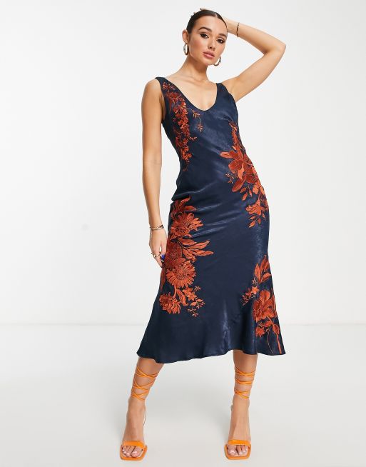 ASOS DESIGN – Asymmetrisch geschnittenes Midi-Schlupfkleid aus Satin mit kontrastierender Blumenstickerei