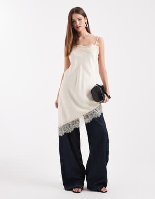 ASOS DESIGN - Asymmetrisch geschnittenes Minikleid aus Satin in Ecru mit Spitzenborte-Weiß