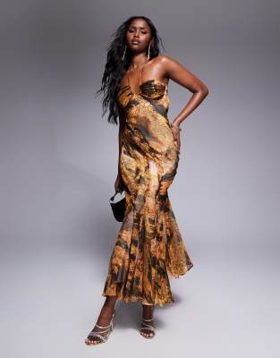 ASOS DESIGN - Asymmetrisch geschnittenes Neckholder-Maxikleid mit abstraktem Print und unverarbeitetem Saum-Bunt