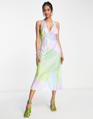 ASOS DESIGN - Asymmetrisch geschnittenes Satin-Midikleid mit Ringerrücken, tiefem Ausschnitt und abstraktem Muster-Bunt