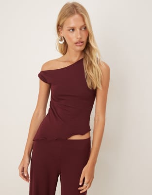 ASOS DESIGN - Asymmetrisch geschnittenes, schulterfreies Oberteil im Stricklook in Burgunderrot, Kombiteil