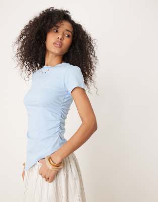 ASOS Design - Asymmetrisch geschnittenes T-Shirt in Hellblau mit seitlicher Raffung-Weiß