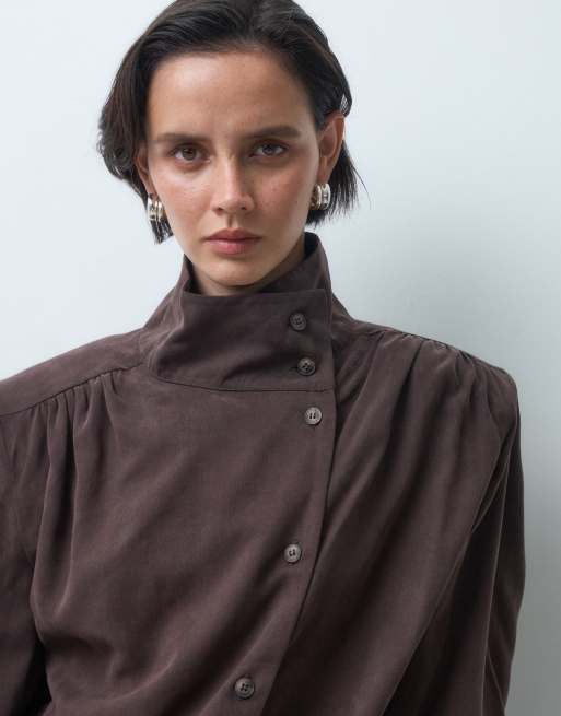 ASOS DESIGN asymmetrisch jack met knoopsluiting en schoudervullingen in donkerbruin, 2 van 4