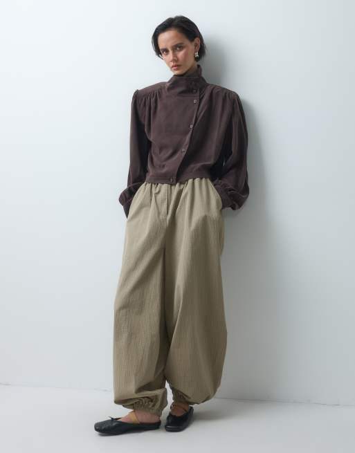 ASOS DESIGN asymmetrisch jack met knoopsluiting en schoudervullingen in donkerbruin, 4 van 4